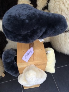 Hassy Blaast op Geldschieter Zadeldekje van schapenvacht "bontje voor je kontje"